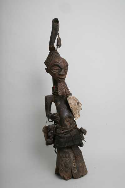 Songyé (statue), d`afrique : république dém. du Congo., statuette Songyé (statue), masque ancien africain Songyé (statue), art du république dém. du Congo. - Art Africain, collection privées Belgique. Statue africaine de la tribu des Songyé (statue), provenant du république dém. du Congo., 1003/59.Statue fétiche Songyé h102cm.+24cm. de corne.Homme debout sur un socle rond,un long cou et les mains posés sur l